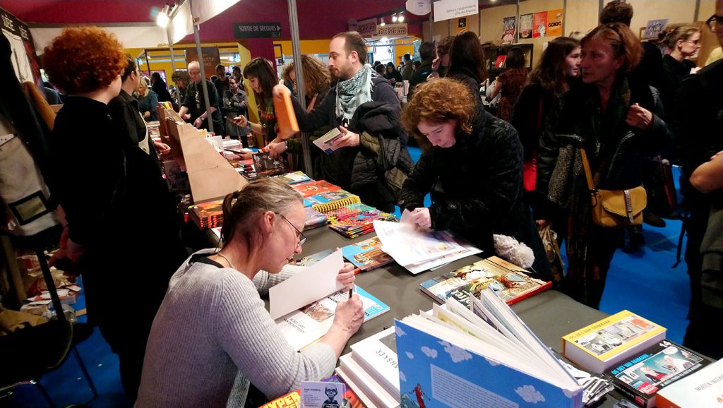 Sussi signerer Nofret på tegneseriefestivalen i Angoulême i 2019.