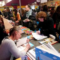 Sussi signerer Nofret på tegneseriefestivalen i Angoulême i 2019.